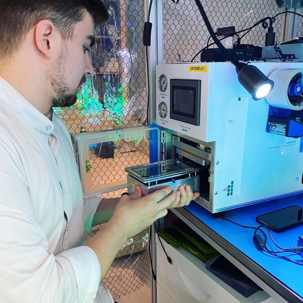 Замена стекла iPhone с помощью вакуумного пресса
