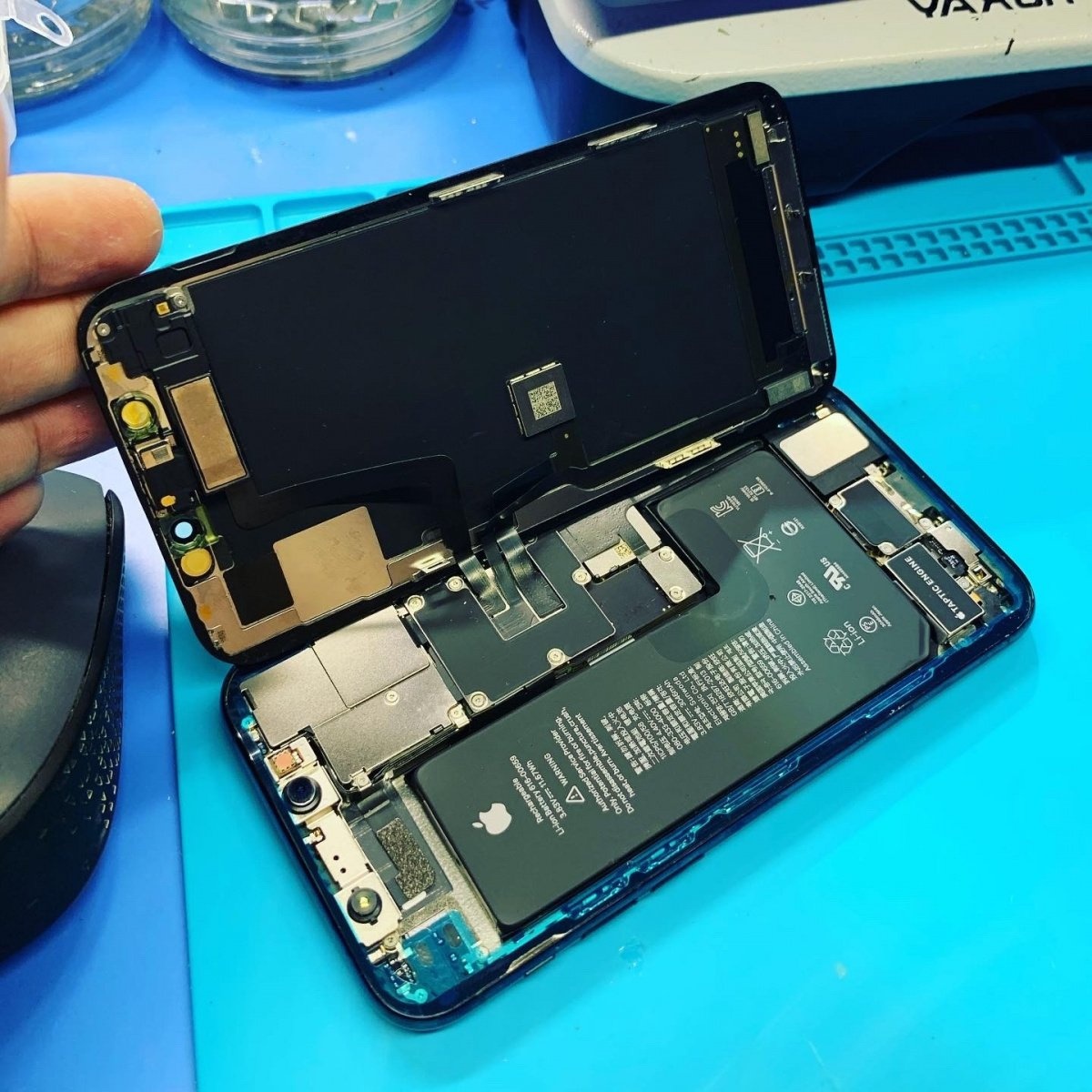 iPhone Pro во время замены экрана
