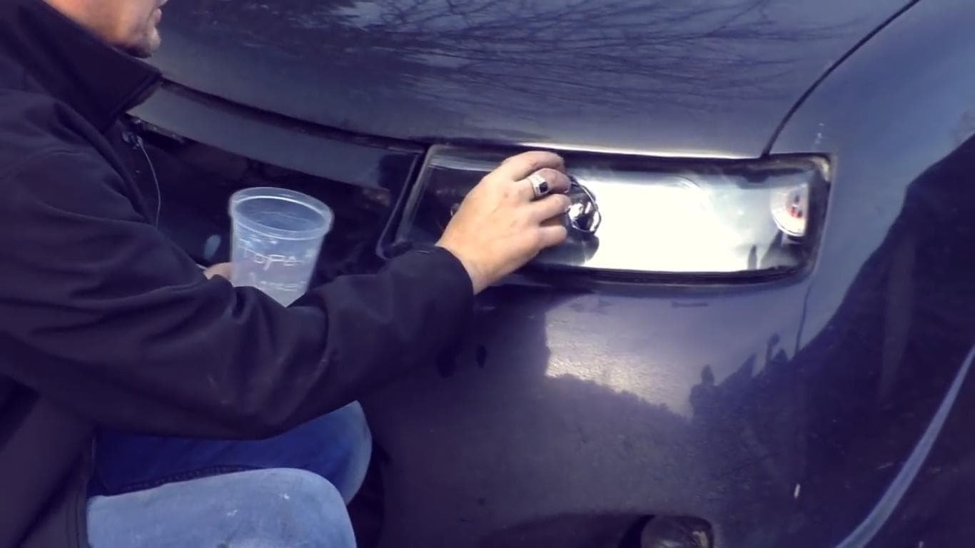 Протирание фар раствором жидкого стекла