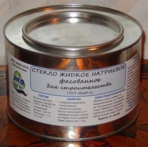 Нанесение жидкого стекла на бетон
