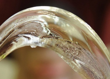 Что такое жидкое стекло? Какие есть виды жидкого стекла, характеристики, плюсы и минусы, а также применение в быту и строительстве.