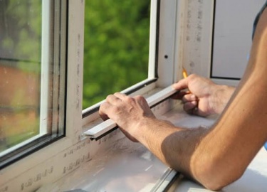 Рассмотрим, как правильно заменить треснувшее стекло в стеклопакете окна. Особенности замеров стекла и его подготовки к установке. Совет от професс...