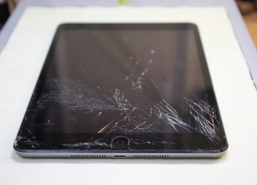 Разбитое стекло на iPad можно заменить самостоятельно. Но нужно быть осторожным: неквалифицированное вмешательство может привести к более серьезным...