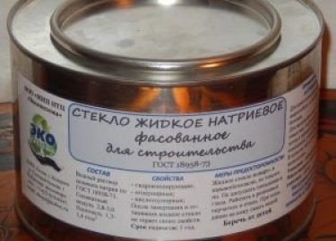 Жидкое стекло для бетона представляет собой быстротвердеющий силикатный раствор, используемый для придания огнеупорных и водоотталкивающих свойств.