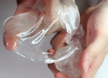 Жидкое стекло для пола является разновидностью проникающей изоляции. Получают его промышленным способом из водного раствора силиката натрия.