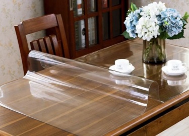 Жидкое стекло надёжно защищает стол. Главные преимущества — износо-, влагостойкость и способность выдерживать высокую температуру.