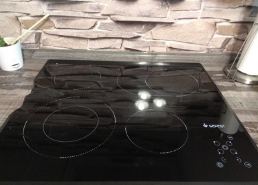 Почему трескается стекло варочной панели, к чему могут привести трещины, что можно сделать с разбившейся поверхностью, порядок и стоимость замены.