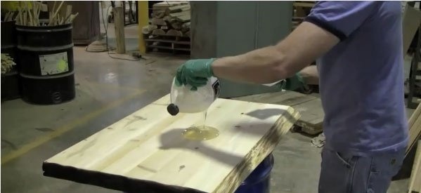 Нанесение жидкого стекла на деревянную поверхность
