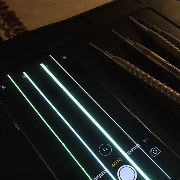 Зеленый экран iPhone X с пятнами
