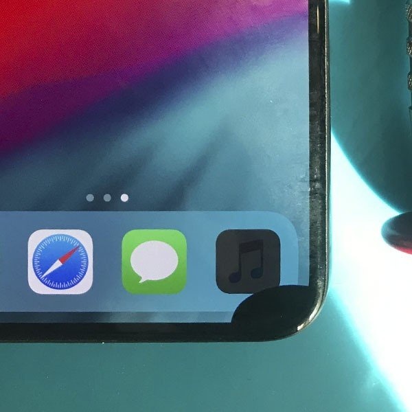 Черное пятно на экране iPhone X

