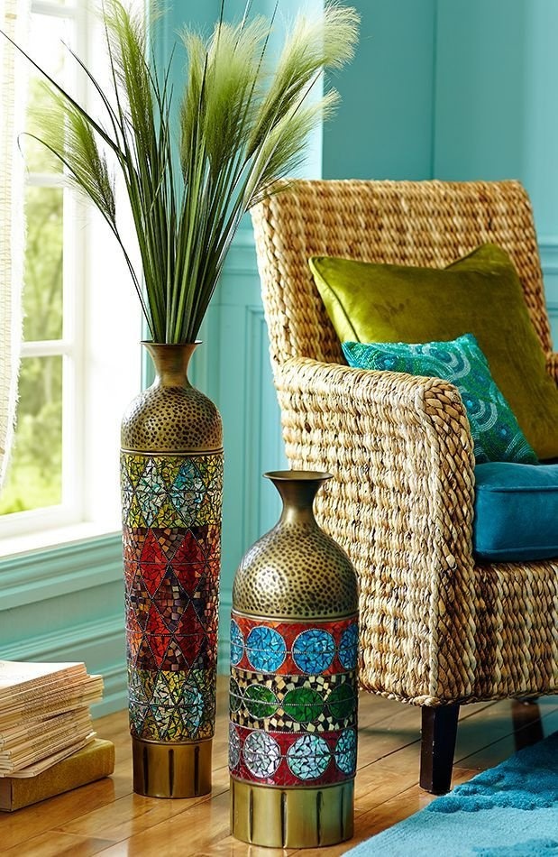 Такое шикарное и разноцветное мозаичное украшение для интерьера можно сделать из обычной анонимной вазы