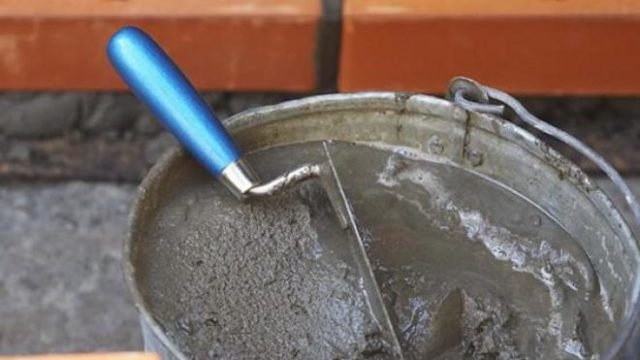 Это водный силикатный раствор, который ускоряет твердение бетона и повышает его водонепроницаемость.
