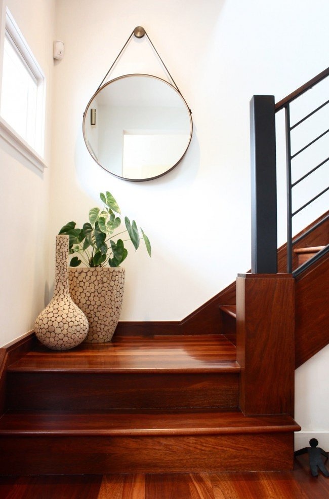 Интересная идея с приклеиванием ваз с прорезями веток