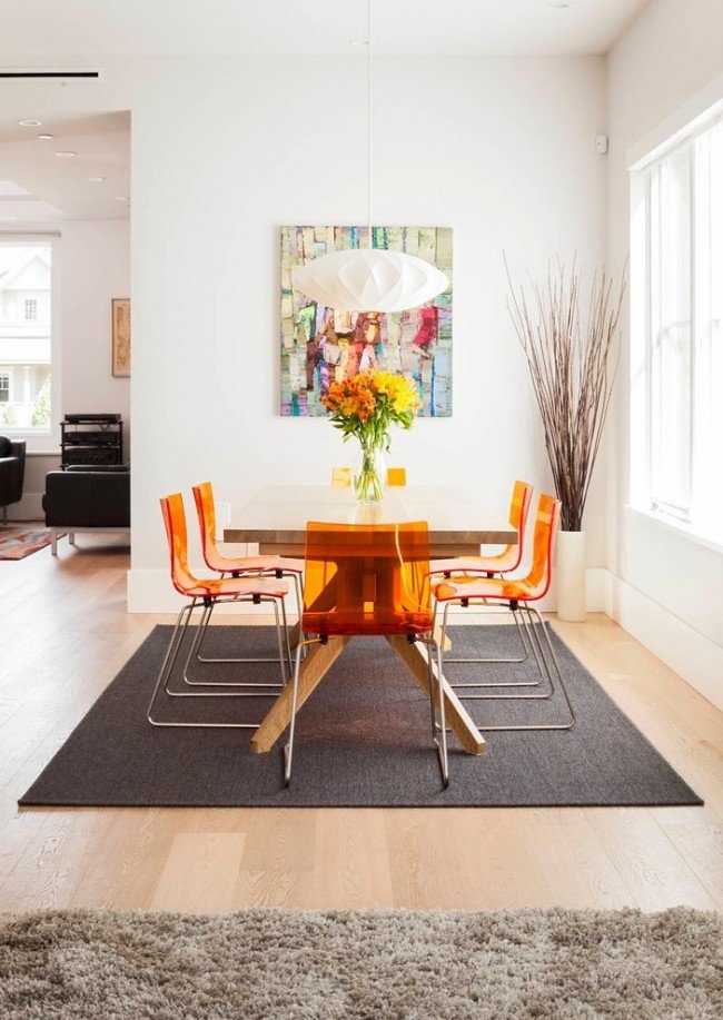 Вертикальные напольные вазы способны зрительно приподнять потолки комнаты