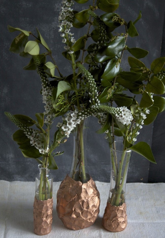 Готовые горшки, дополненные лепкой из глины. Последний штрих: покраска металлической бронзовой краской