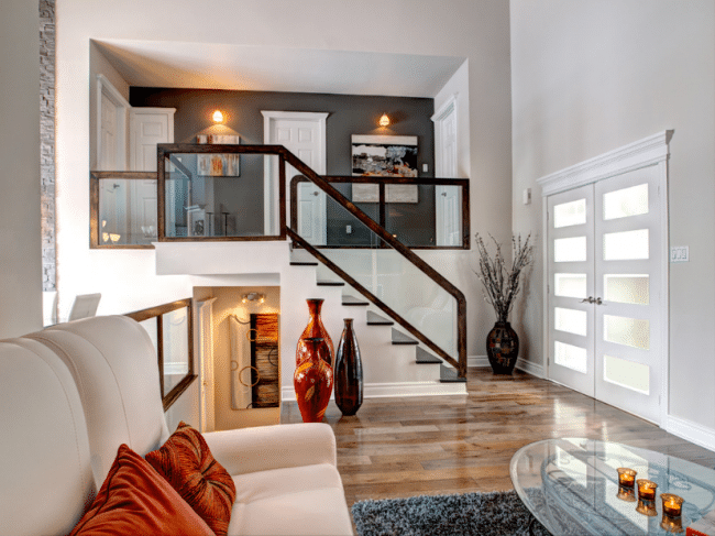 Украсить вход вазами можно без дополнительных затрат и не перегружая пространство