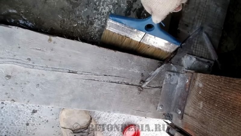 Нанесение жидкого стекла на бетон кистью