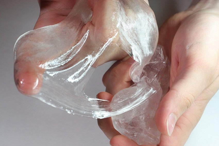 Жидкое стекло состоит из раствора гидроксида натрия и соединений кремнезема.